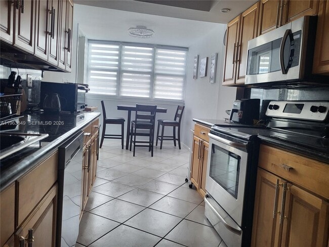 Building Photo - 100 Golden Isles Dr