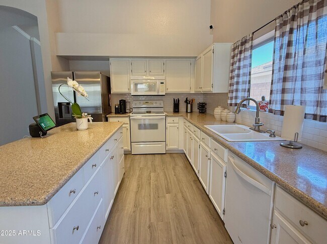 Building Photo - 8403 W Dreyfus Dr