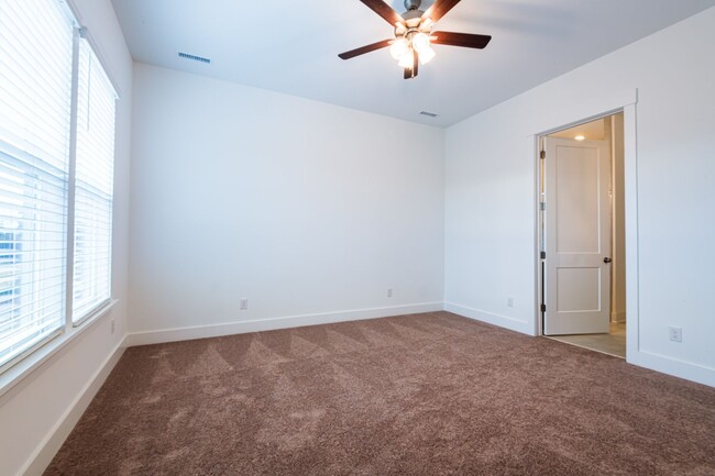 Building Photo - Gorgeous 4+ Bedroom Home in 12 Oaks