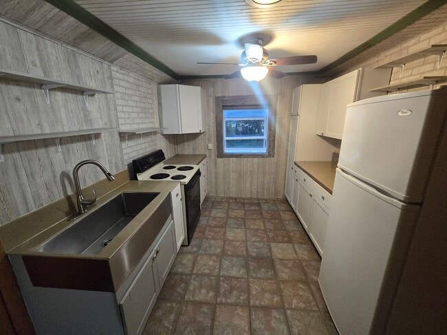 Building Photo - Country Farmhouse 6 miles from town, chicken coop, storage shed and run-in shed