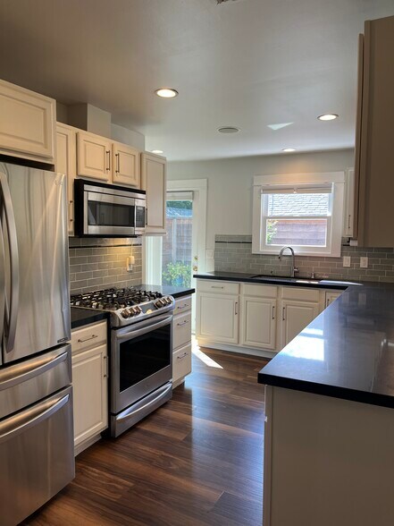 Building Photo - 7024 De Longpre Ave