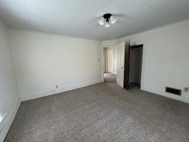 Building Photo - Single Family Home with Spacious Back Yard