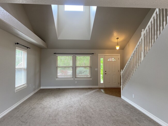 Building Photo - Start a Lease by 2/28/25 and pay $2,800 fo...