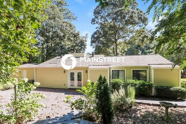 Building Photo - 3 Bedroom Pet-Friendly Home in Marietta, GA with Main Street Renewal