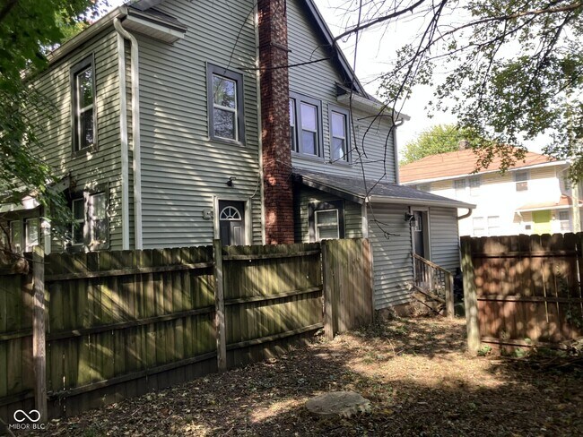 Building Photo - 645 E 49th St
