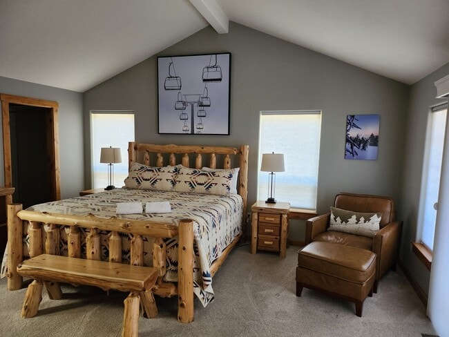 Building Photo - Seasonal Rental - Available through April 30, 2026