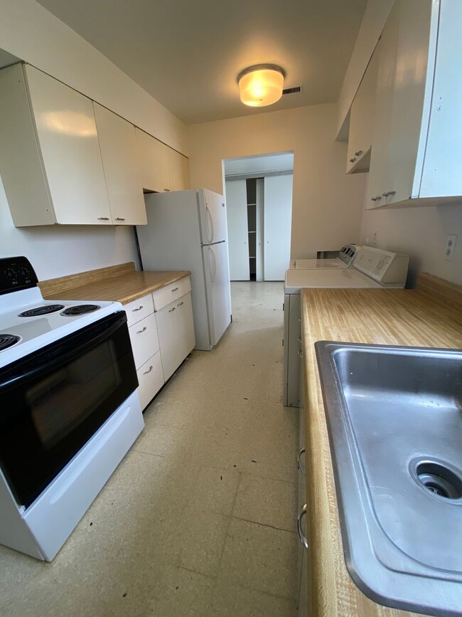 Building Photo - 1208-1210 Vandenberg Ave