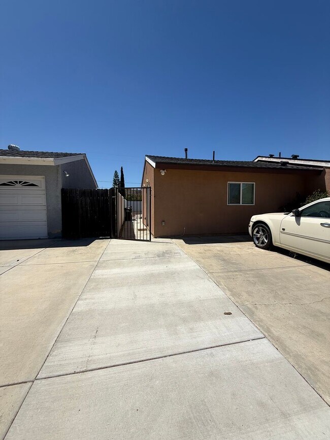 Building Photo - 1 bed, 1 bath ADU with private yard and laundry