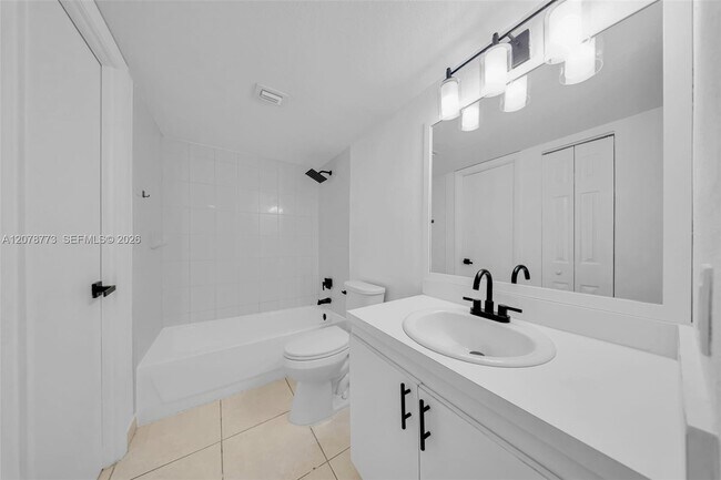 Building Photo - 9360 Fontainebleau Blvd