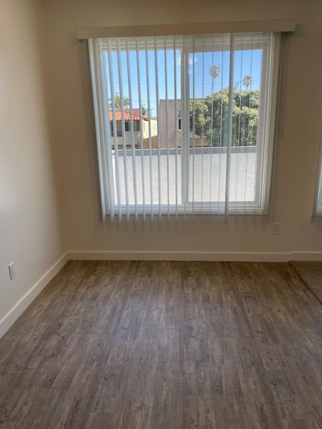 Building Photo - Spacious 2 Bedroom Unit in Huntington Beach