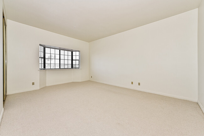Building Photo - 5319 Lindley Ave