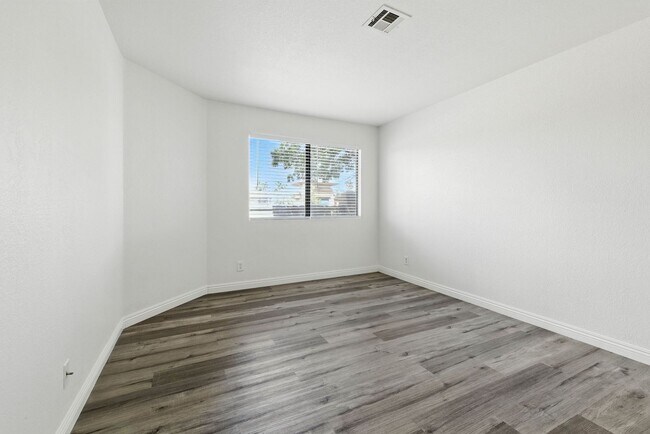 Building Photo - SW!! 2 Bedroom Condo!! 1st Floor!! Newly r...