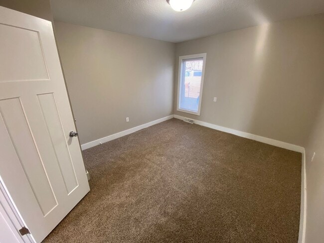 Building Photo - 4 Bedroom Home just 3 minutes from downtown!
