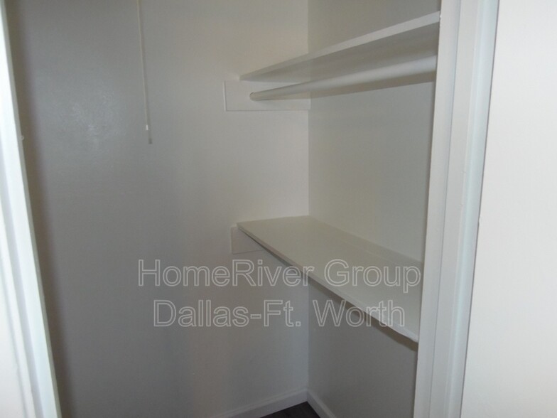 Building Photo - 311 Rita Dr
