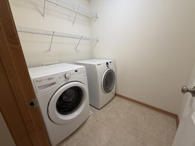 Building Photo - 2 Level Townhome in Maple Grove!