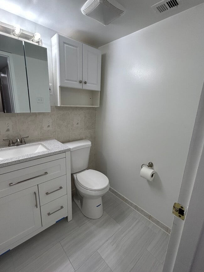 Building Photo - 14 Canterbury Sq