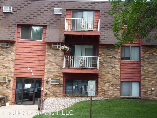 Building Photo - 2 br, 1 bath Apartment - 1900 W 6th St.