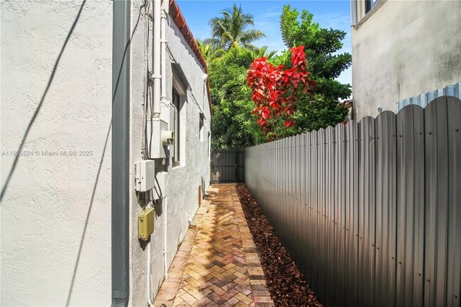 Building Photo - 1814 SW 22nd Terrace