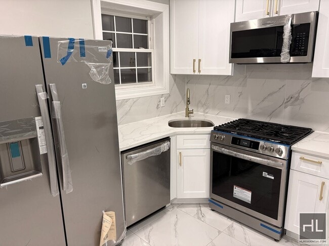 Building Photo - 2819 Schurz Ave