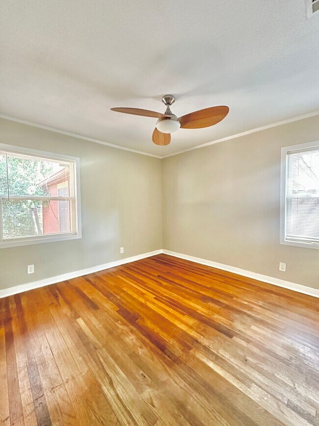 Building Photo - 2 Bed/1 Bath in Austin, TX
