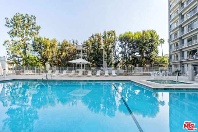 Building Photo - 100 S Doheny Dr