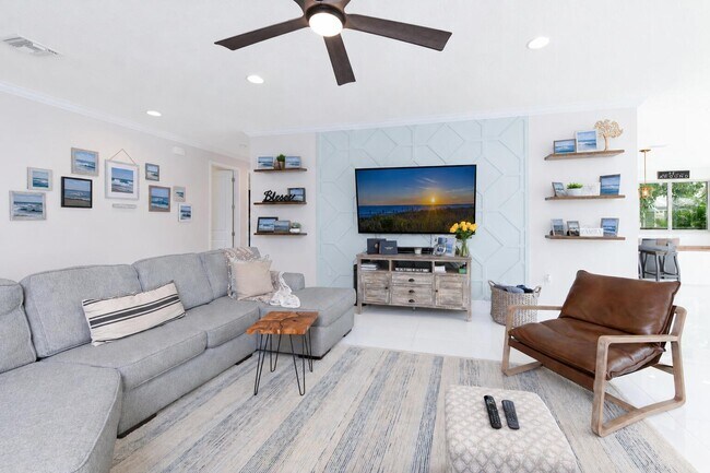 Building Photo - 314 NE Surfside Ave