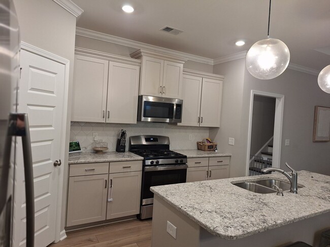 Building Photo - Outstanding Three Bedroom Home in the Ashcroft Community!