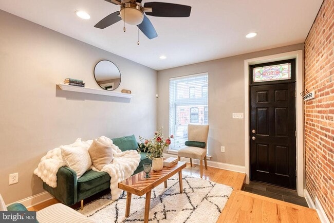 Building Photo - 626 S Curley St