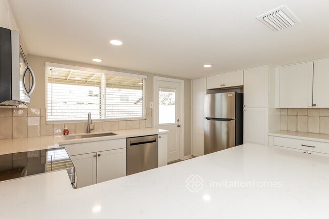 Building Photo - 4558 W Onyx Ave