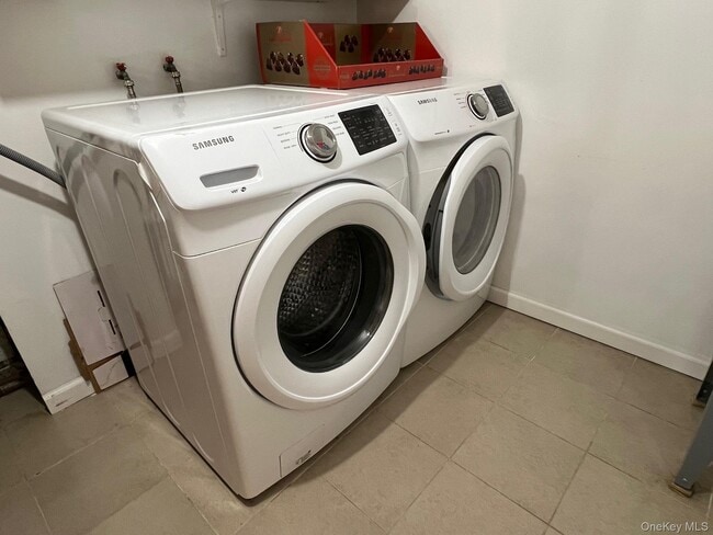 Building Photo - 71-19 Nansen St