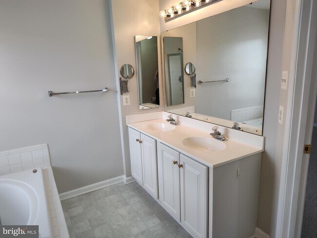 Building Photo - 5032 Finsbury Rd