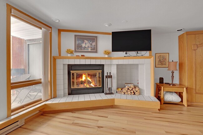 Building Photo - Summer Rental- Liftside Condos #205