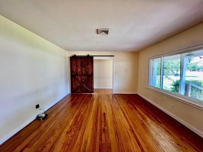 Building Photo - Brick ranch on half acre lot in Virginia B...