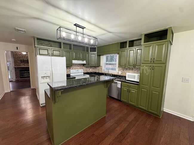 Building Photo - 1886 Benson Ave SE