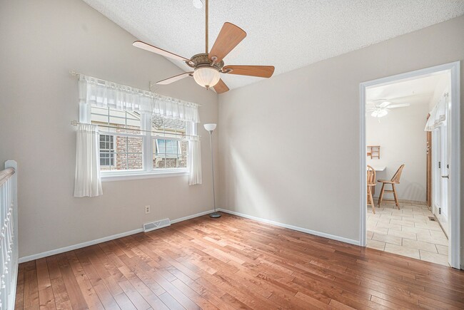 Building Photo - Welcome Home to Bristol Cove - Rare End-Unit Ranch Townhome in Centennial!