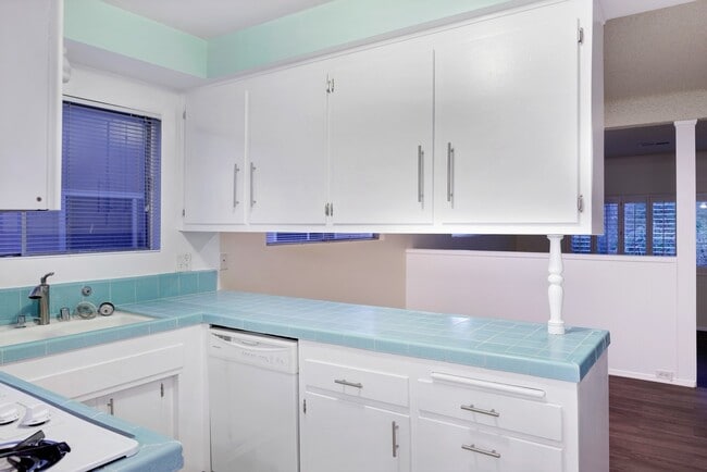 Building Photo - Charming Single-Story Pool Home in Prime Northridge Location