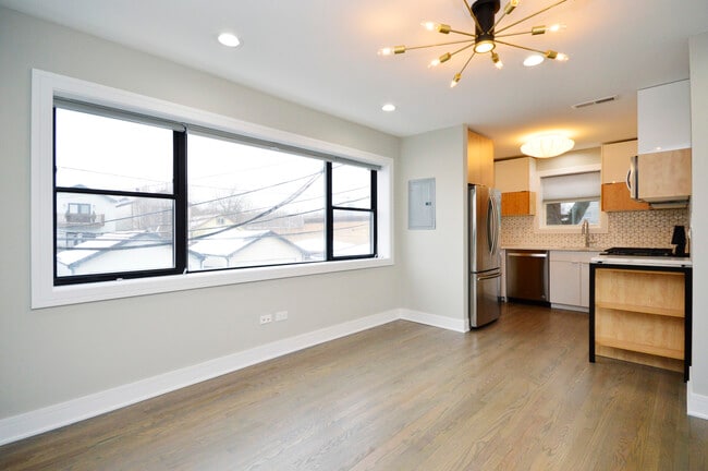 Building Photo - 5710 N Hermitage Ave