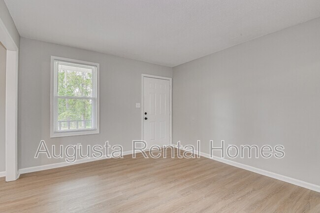 Building Photo - 208 Foxdale Dr