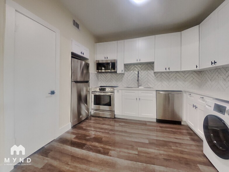 Building Photo - 2100 Tanglewilde St