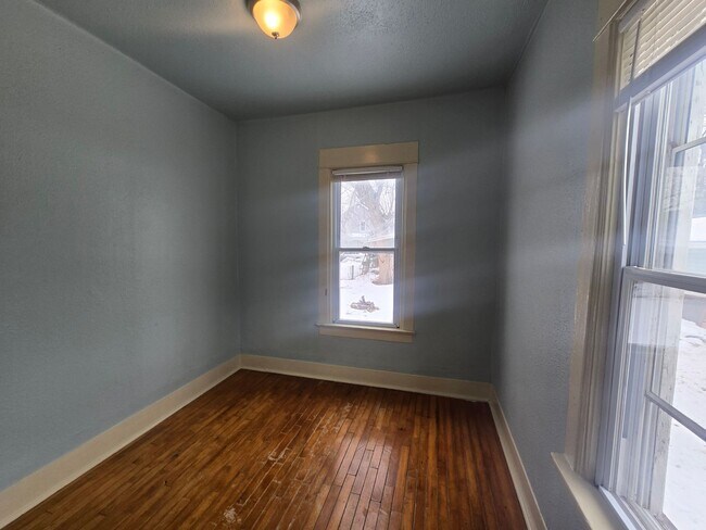 Building Photo - 406 Naymut St