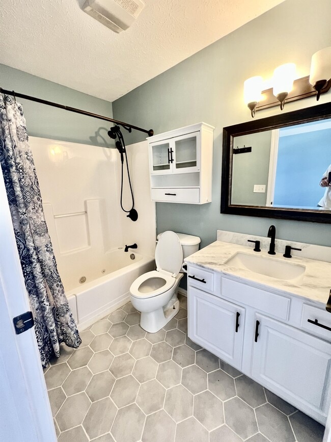 Building Photo - 229 Palisades Dr