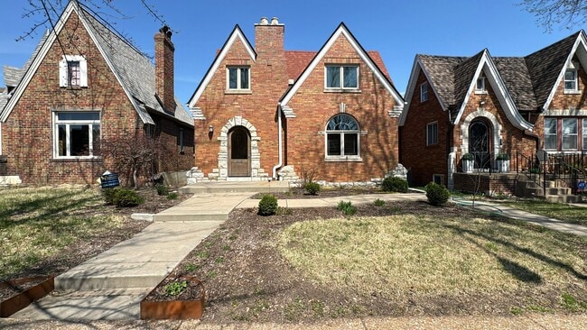 Building Photo - 5315 Tholozan Ave