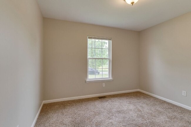 Building Photo - Beautiful 3bd 2 ba home with a large lot a...