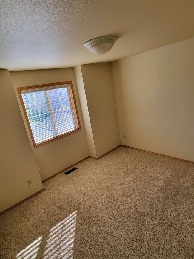 Building Photo - 3 Bedroom, 2.5 Bathroom Townhouse