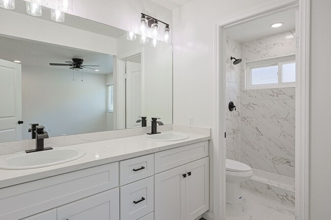 Building Photo - Spacious 5-Bedroom, 3-Bath Home – Convenie...