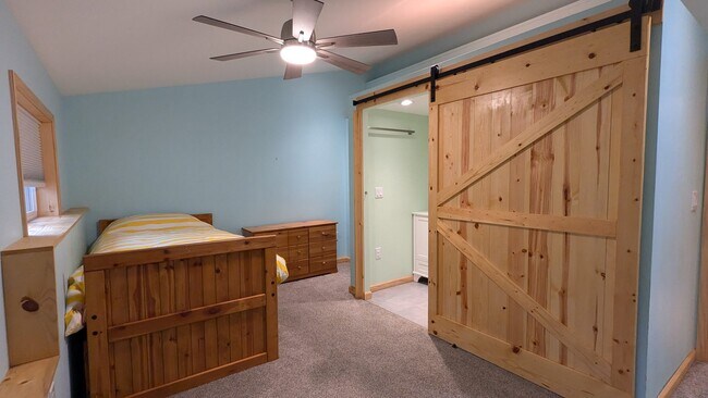 Building Photo - 1412 Springwater Dr