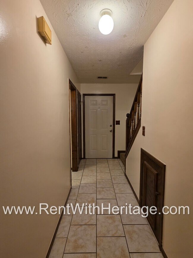 Building Photo - Amazing 2 bedroom, 1.5 bath townhome/ Grea...