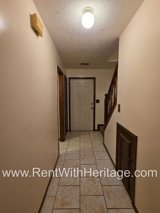 Building Photo - Amazing 2 bedroom, 1.5 bath townhome/ Great Roommate Floorplan / Great Location