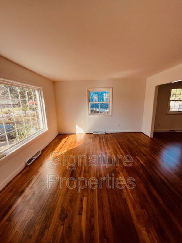 Building Photo - 211 Deerfield Dr