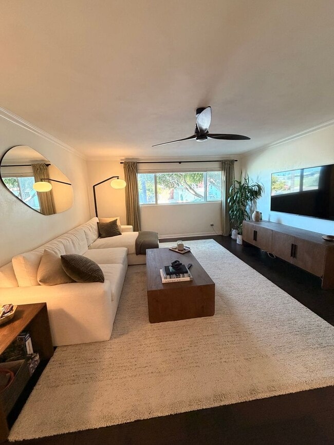 Building Photo - Beautifully Updated 2 bd 2 ba Crown Point Condo
